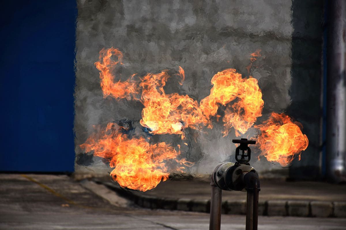 Gasflammen einer Industriearmatur bei einem Explosionstest, Symbolbild für Explosionsschutz und ATEX in der Industrie