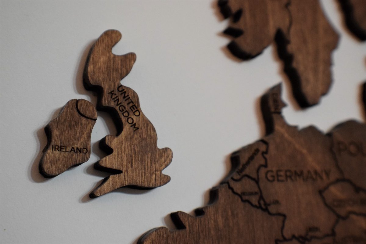Holzkarte mit hervorgehobenem Vereinigten Königreich und Irland neben Deutschland, Symbolbild für UKCA und UKEX Kennzeichnung nach dem Brexit