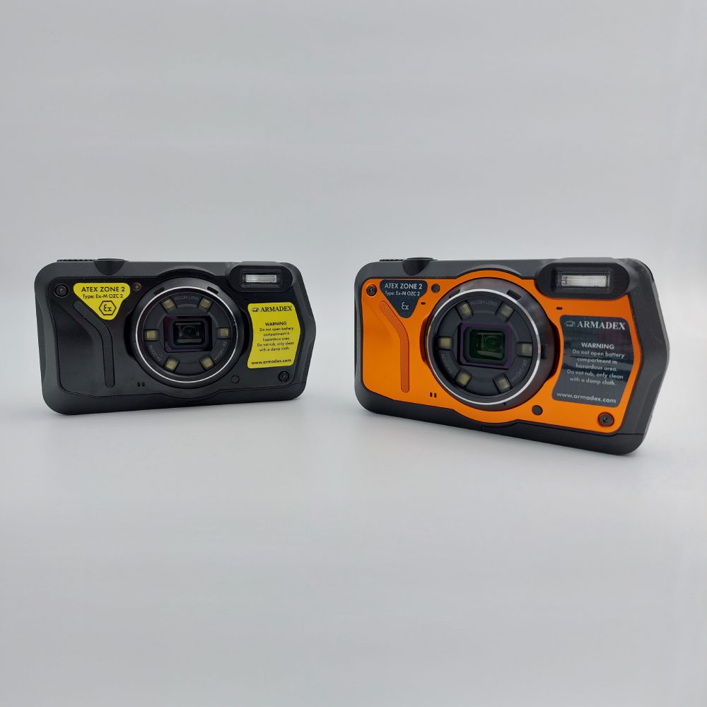 ARMADEX Ex-M OZC ATEX Kamera in Schwarz und Gelb-Orange, beide ATEX Zone 2 Modelle nebeneinander