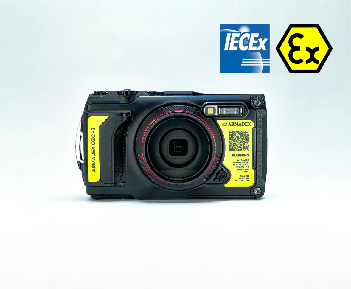 ARMADEX OZC-3 explosionsgeschützte Kamera für ATEX und IECEx Zone 2 und 22, Frontansicht mit gelber ATEX-Kennzeichnung und rotem Linsenring