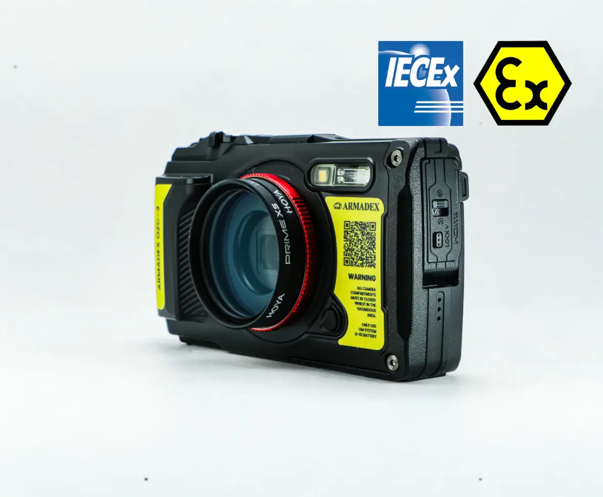 ARMADEX OZC-3 explosionsgeschützte Kamera in 3/4-Frontperspektive mit IECEx-Zertifizierung